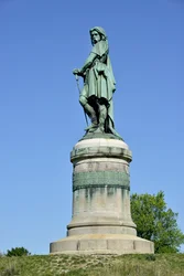 Kolossaal standbeeld van Vercingetorix (72-46 v.Chr.), Gallische leider. Beeldhouwwerk van Aimé Millet (1819-1891), 6,60 m hoog, in 1865 opgericht op het westelijke deel van de Mont Auxois, met een 7 m hoge sokkel van Viollet-le-Duc. Alise-Sainte-Reine