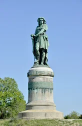 Kolossaal standbeeld van Vercingetorix (72-46 v.Chr.), Gallische leider - beeldhouwwerk van Aimé Millet (1819-1891), 6,60 m hoog, in 1865 opgericht op het westelijke deel van de Mont Auxois (7 m hoge sokkel door Viollet-le-Duc), Alise-Sainte-Reine, 1865