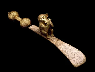 Zwaard en Schede met Zwaardornament Voorstellende een Aap met een Krekel
