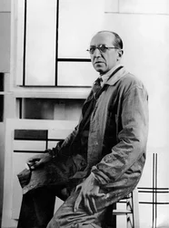 Piet Mondriaan in zijn atelier aan de 26 avenue du Depart