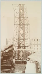 Steigers voor de assemblage van het Vrijheidsbeeld, het hoofd links getoond, Parijs, 1883