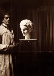 De beeldhouwer Mario Pelagatti in zijn atelier, Florence, 20/11/1920