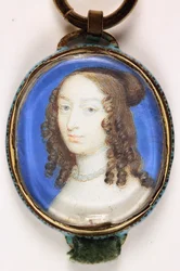 Een dame met een parelketting