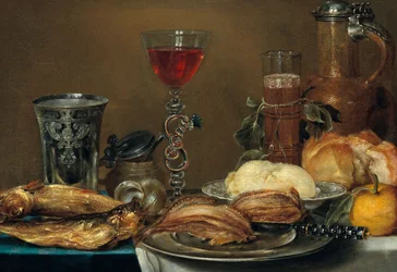 Ontbijtstilleven met vis, brood, boter en een citroen voor een waterkan, glazen en een zilveren beker