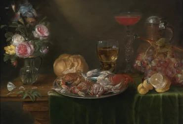 Stilleven met een vaas met bloemen, een tinnen bord met krabben en garnalen, wijnglazen, een kruik, druiven en een citroen