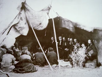 Generaal William T. Sherman (1820-91) presideert bij het Verdrag van Fort Laramie met Chief Red Cloud, april 1868