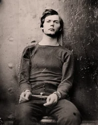 Lewis Powell in polsboeien aan boord van de USS Saugus, 1865