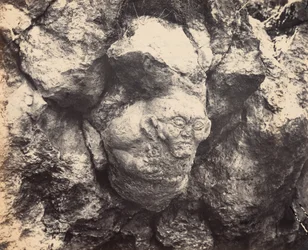 Gigantisch hoofd in massief gesteente, onlangs ontdekt bij Smyrna aan de ingang van een grot,1866 (foto)