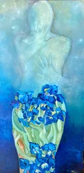 Etherische figuur met blauwe irissen