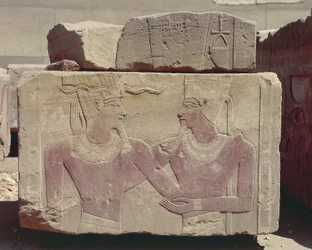 Egypte, Karnak, geschilderd reliëf van Hatsjepsoet als farao en god Amon