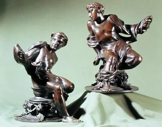 Een paar klassieke mannelijke naakten, ontworpen als haardornamenten, vervaardigd door Henry E. Hoole & Co.