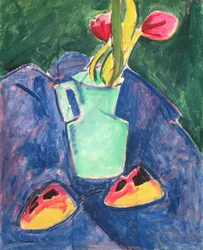 Bloemen in een groene vaas op paarse doek