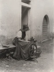 Oude vrouw met spinnewiel