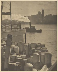 De stad aan de overkant van de rivier