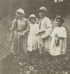 Zonder titel (Flora, Elizabeth, Howard & Kitty in Lake George veld)