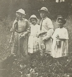 Untitled Flora, Elizabeth, Howard & Kitty in Lake George veld, 190305