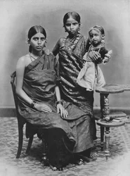 Tamil-dames met verre en teenornamenten, ca. 1890, 1910