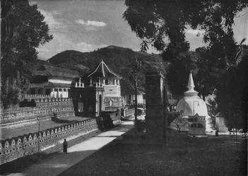 De Tempel van de Heilige Tand en Dagoba, Kandy, Ceylon