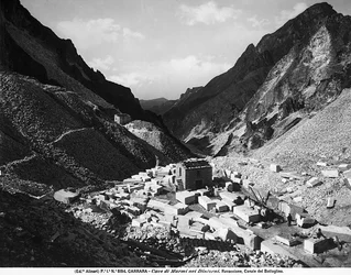 Ravaccione-groeven, nabij Carrara