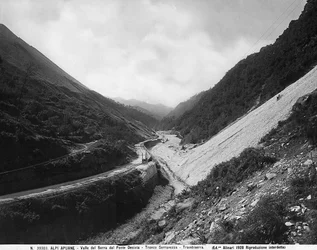 Uitzicht op Valle del Serra vanaf de Desiata-brug met de marmergroeven langs het wegdeel Seravezza-Trambiserra in de Apuane Alpen