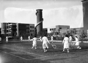 Villa Rosa Maltoni Mussolini: vrouwelijke studenten tijdens een tenniswedstrijd (zw/w foto)