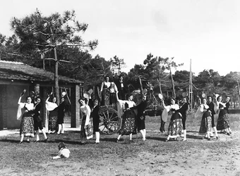 Villa Rosa Maltoni Mussolini: groep adolescenten in traditionele Siciliaanse kostuums (zw/w foto)
