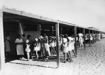 Villa Rosa Maltoni Mussolini: maaltijdverdeling op het strand