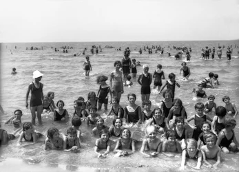 Villa Rosa Maltoni Mussolini: zomerkampstudenten, poserend tijdens het zwemmen (zw/w foto)