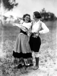 Villa Rosa Maltoni Mussolini: twee adolescenten in traditionele Friulische kleding