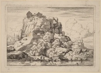 Rivier aan de voet van een hoge rots