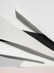 Schaduwrijke geometrische plooien