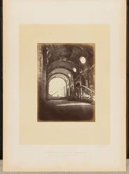 Het Paleis van Justitie in brand. Interieur van de Salle des Pas-Perdus.