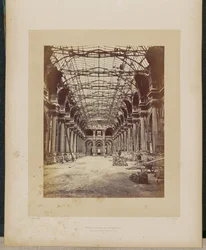 Afgebrand Hôtel de Ville. Interieur van de grote feestzaal.