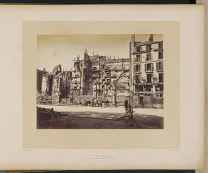 De Rue Royale (hoek van de Faubourg Saint-Honoré), in brand gestoken op 24 mei 1871.