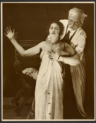 [Alphonse Mucha in kostuum met dochter Jaroslava als model voor de poster, "De Forest Phonofilm" de eerste "talkie" vertoond in de Bio Adria bioscoop (Praag), Zbiroh, Bohemen].