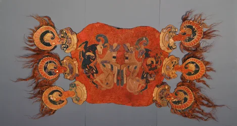 Zadelhoes versierd met griffioenen die berggeiten aanvallen