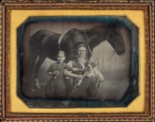 Portret van een man en meisje met paard en hond