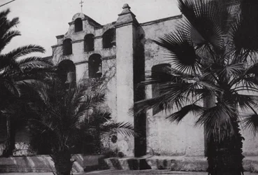 Californië: Klokken van Mission San Gabriel, gesticht in 1771, op de hellingen van met klaprozen bedekte heuvels nabij Pasadena