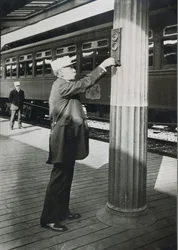 Een conducteur die het naderende vertrek van de 