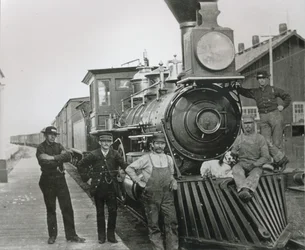 Een goederentrein van de Central Pacific spoorweg met bemanning in Mill City, Nevada