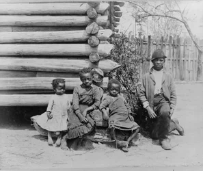 Afrikaanse Amerikaanse man met kinderen nabij Thomasville, Georgia