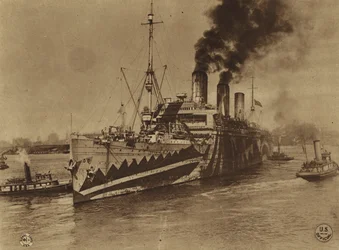 Amerika in de Eerste Wereldoorlog: De "Leviathan", voorheen het Duitse passagiersschip "Vaterland", vertrekt vanuit Hoboken naar Frankrijk (z/w foto)