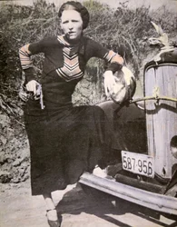 Bonnie Parker poseert „stoer“ met een pistool en een sigaar, ca. 1934