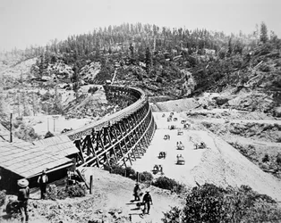 Chinese arbeiders werken aan een viaductbrug op de westelijke helling van de Sierra Nevada bergen