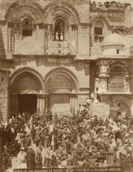 Kerk van het Heilig Graf, Jeruzalem, met de binnenplaats vol pelgrims verzameld voor Pasen, 1898-1911