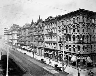 Oostzijde van State Street kijkend naar het noorden vanaf Madison Street, Chicago, ca. 1878