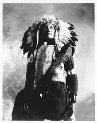 Eddie Plenty Holes, een Sioux Indiaan, ca. 1900