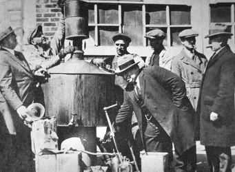 Federale Amerikaanse agenten ontdekken een illegale alcoholstokerij tijdens de Amerikaanse drooglegging (1920-33)