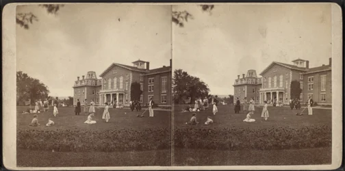 Voorkant van het Landhuis en gazon, Oneida Community, New York State, circa 1870