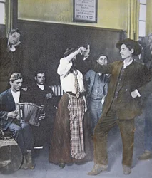 Immigranten in Volksdans op Ellis Island, New York Harbor